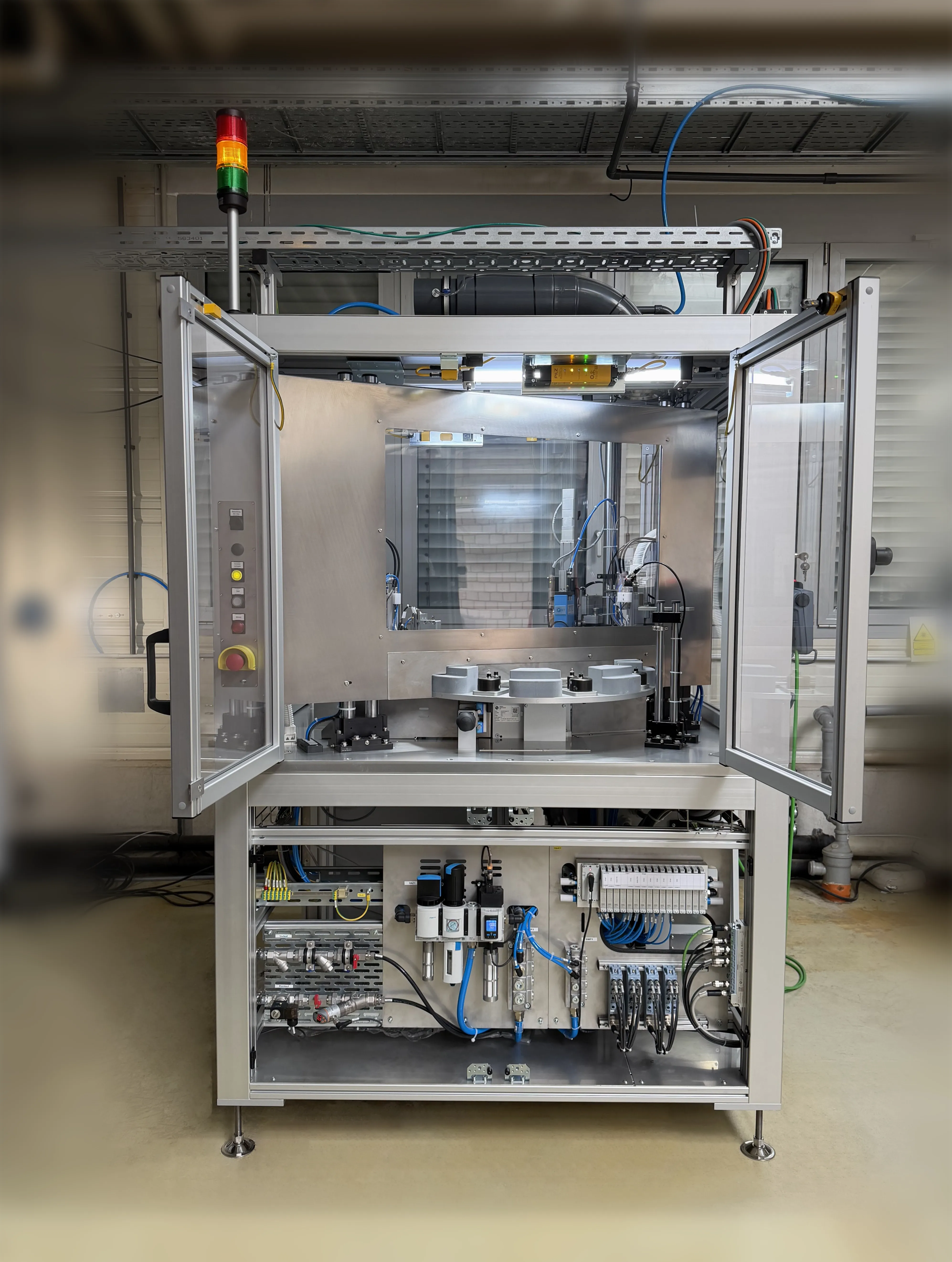 Technologiedemonstrator zur automatisierten Montage intelligenter medizinischer Verbrauchsmittel im Rahmen des Forschungsprojekts SmartInfusions.
