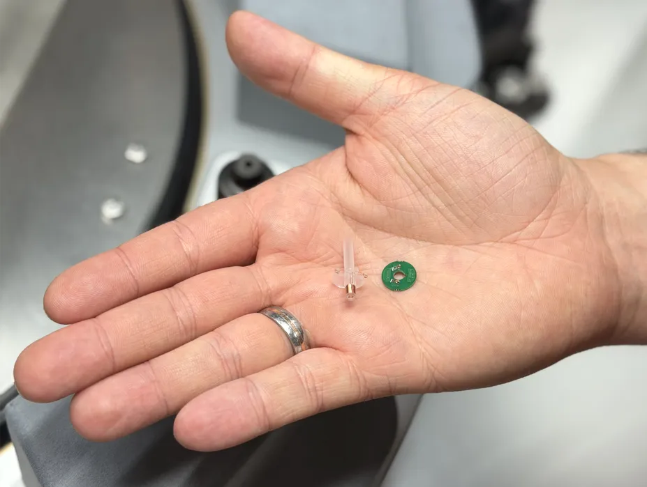 Eine Hand hält intelligente medizinische Verbrauchsmittel wie Stecker und Schläuche, die im Forschungsprojekt SmartInfusions für vernetzte Infusionstherapien entwickelt wurden.