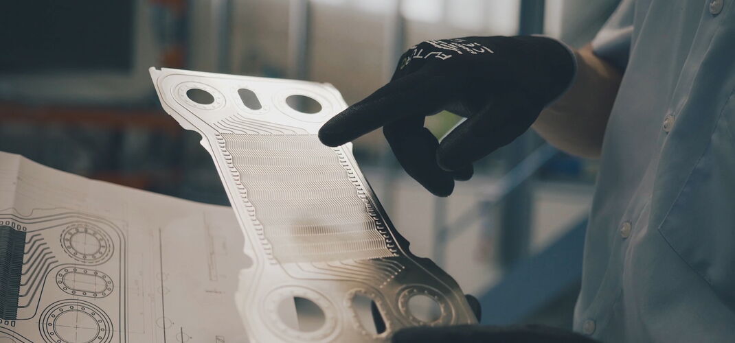 Detailansicht einer metallischen Bipolarplatte für Brennstoffzellen und Elektrolyseure